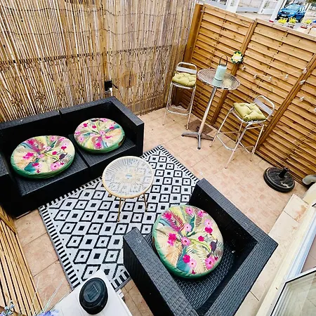 Gstudio Climatise Avec Terrasse 300 M De La Expo Sud Cosy Que Du Bonheur Apartment